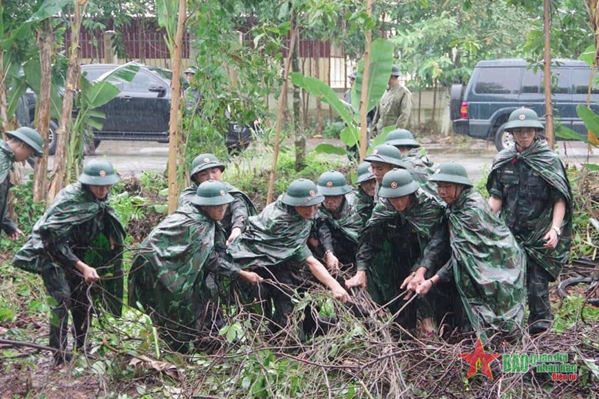 View - 	Bão số 3: Thanh Hóa hơn 500 cán bộ, chiến sĩ Trung đoàn 3 giúp dân